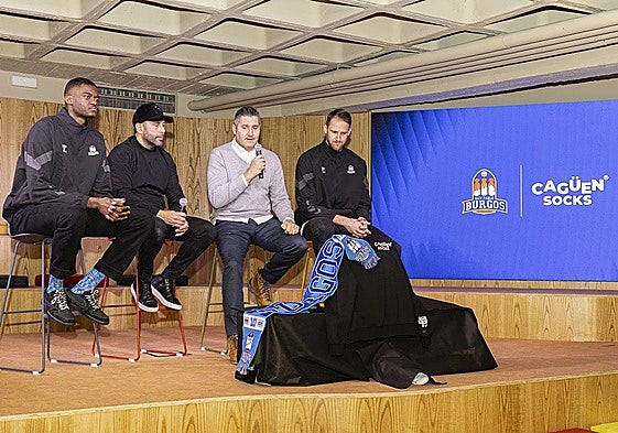 De izda. a dcha. el jugador Yannick Nzosa, y Luke Fischer; el CEO de Cagüen Socks, Rafael Rodríguez; el gerente del San Pablo Burgos, Albano Martínez, y el jugador, Luke Fischer.