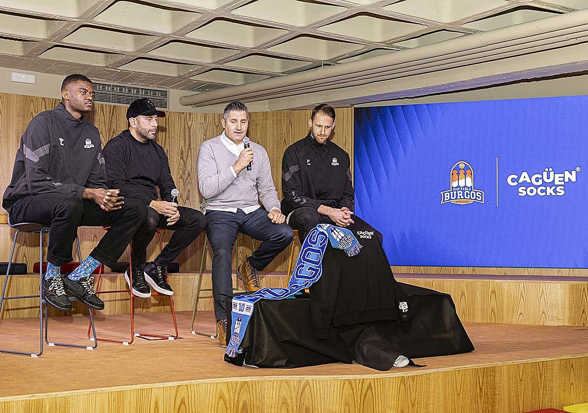 De izda. a dcha. el jugador Yannick Nzosa, y Luke Fischer; el CEO de Cagüen Socks, Rafael Rodríguez; el gerente del San Pablo Burgos, Albano Martínez, y el jugador, Luke Fischer.