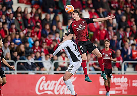 Expósito pugna con Panichelli en el partido de Anduva de la temporada pasada.