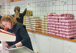 Estante de huevos en el Mercado Norte de Burgos.
