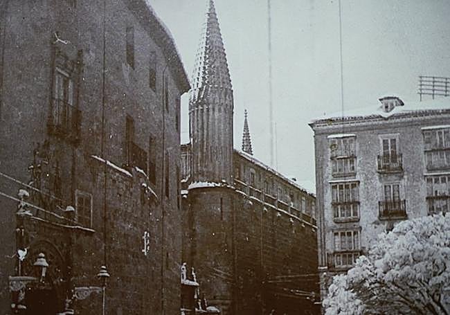 Fotografía antigua del palacio arzobispal en pie.