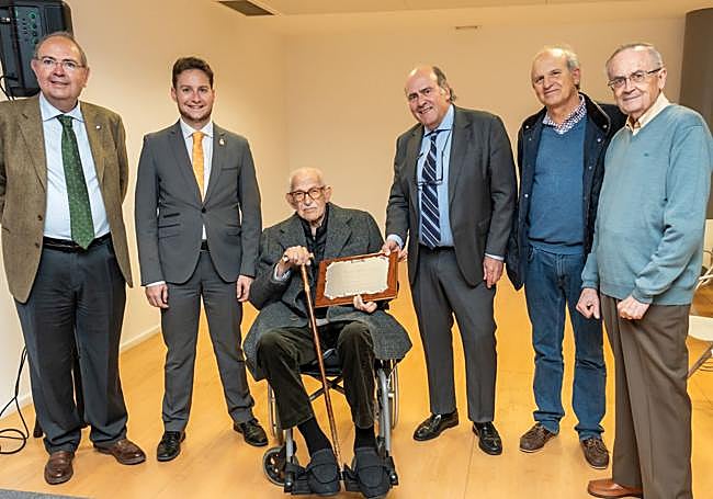 Homanej al pediatra Basilio Ordóñez de 104 años, el colegiada más longevo del Colegio de Médicos.