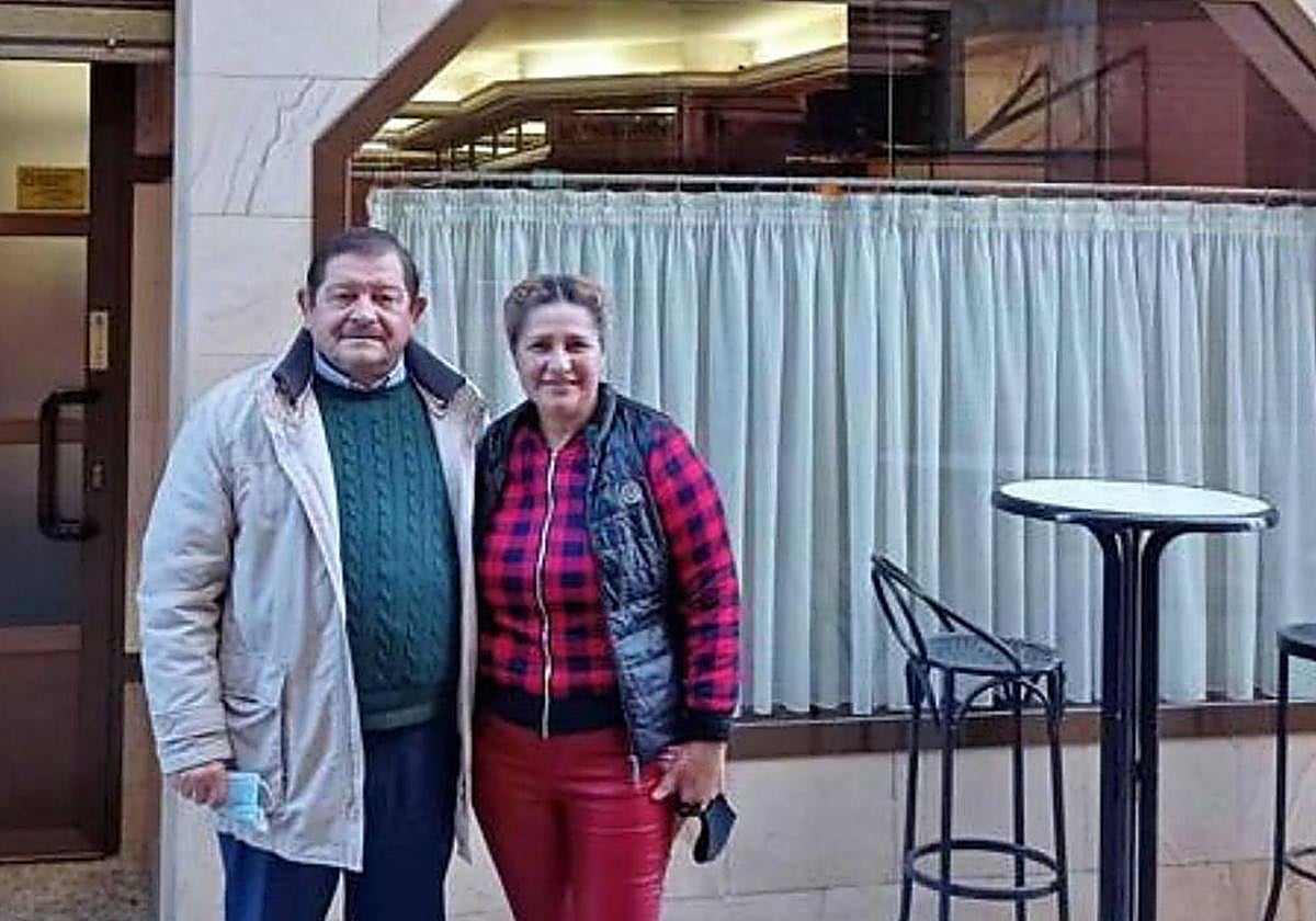 Zorayda Estrella junto a José María García, concejal de Repoblación, frente al bar que reabrió ella en Belorado.