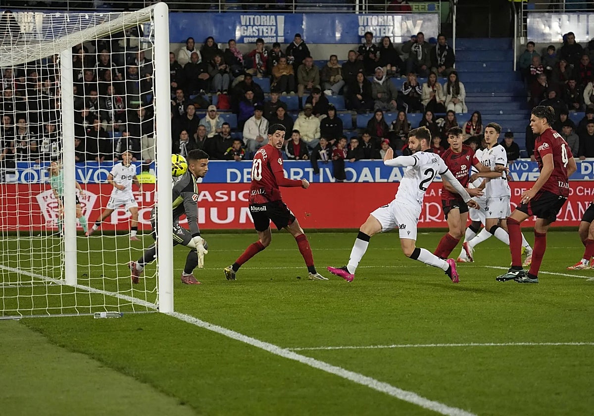 Momento en que Mario marca el 0-1 ante el CD Mirándés
