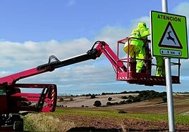 Operarios instalan una de las señales.
