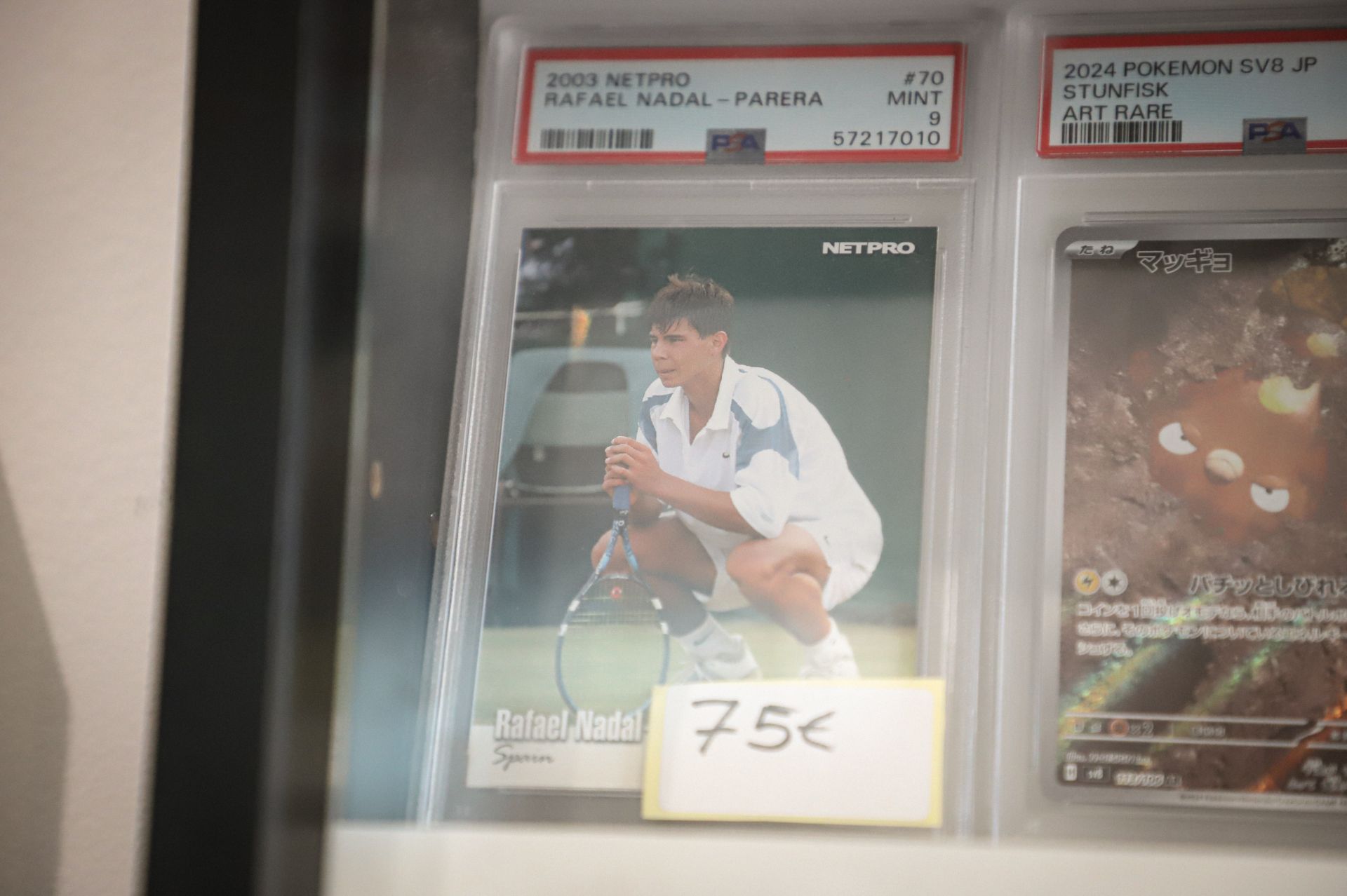 Imagen secundaria 2 - Diferentes cromos y cartas disponibles en el local burgalés