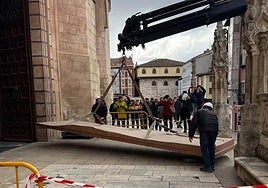 Operarios intriduciendo las polémicas puertas de Antonio López en la catedral de Burgos.