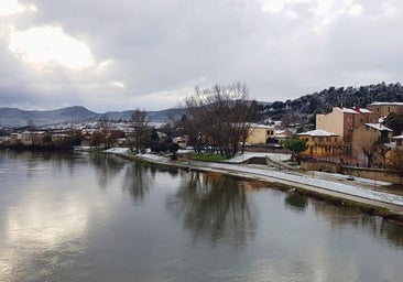 La primera nevada del otoño despierta la ilusión en Miranda