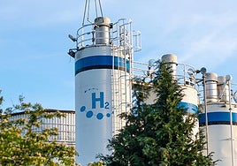 Imagen de archivo de tanques de almacenamiento de hidrógeno.