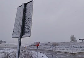 Muchas carreteras de la provincia han amanecido con nieve.