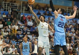 El San Pablo Burgos en un lance del partido en Lugo.