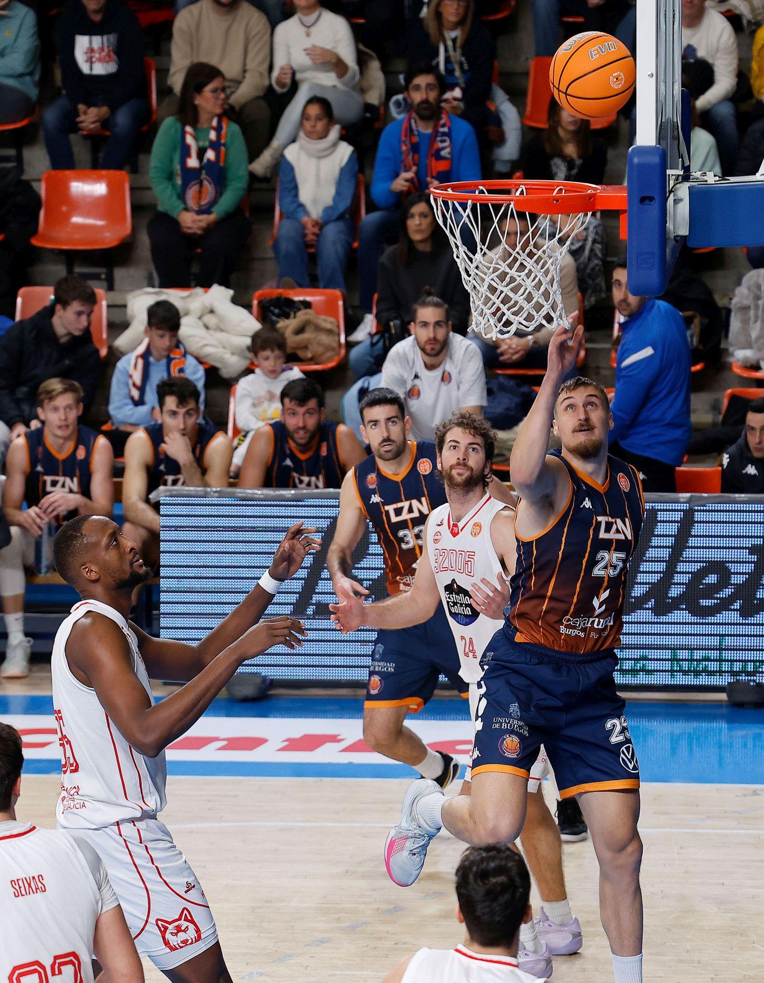 La derrota del Grupo Ureta Tizona frente al Ourense, en imágenes