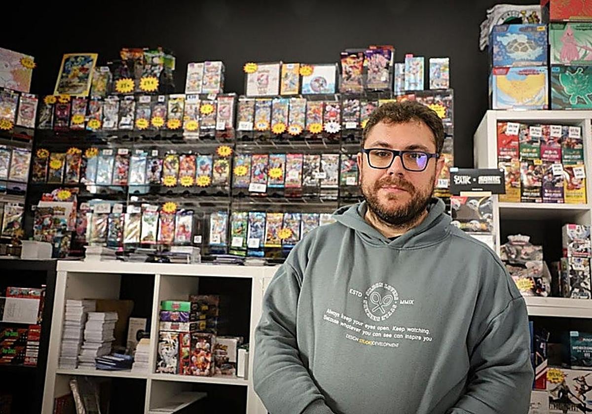 Kike, propietario del local burgalés, 'Cartas y cromos'.