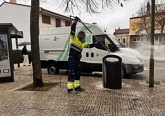 Un operario de Urbaser limpiando una papelera en Villatoroi.