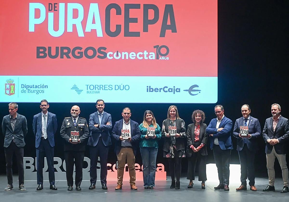 Foto de familia de los premiados y patrocinadores de la gala de Burgosconecta en 2024.