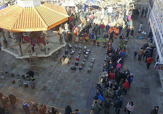 La plaza se va llenando para catar las recetas.