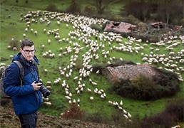 El fotógrafo de Burgos que retrató la trashumancia presenta su libro