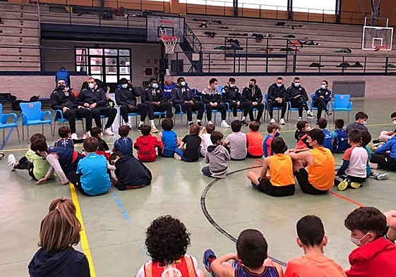 Jugadores de la primera plantilla del Tizona Burgos charlaron con los niños del campus, en una edición anterior.