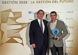 Jorge Bermejo, con el presidente del Club de Gestión a la Excelenca, Tomás Pascual.