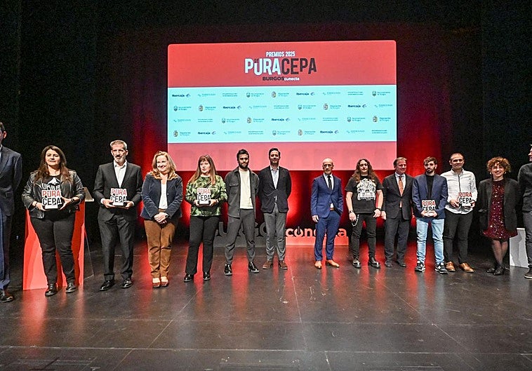 Foto de familia de los premiados con patrocinadores y personal de Burgosconecta.