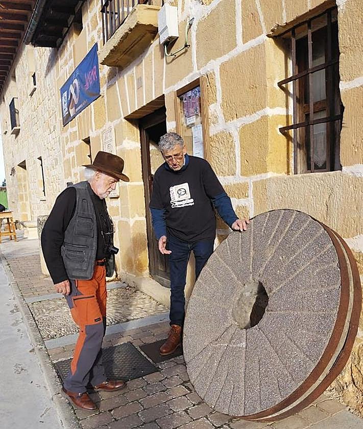 Imagen secundaria 2 - Cientos de madrileños visitan el Museo Etnográfico de un pueblo de Burgos