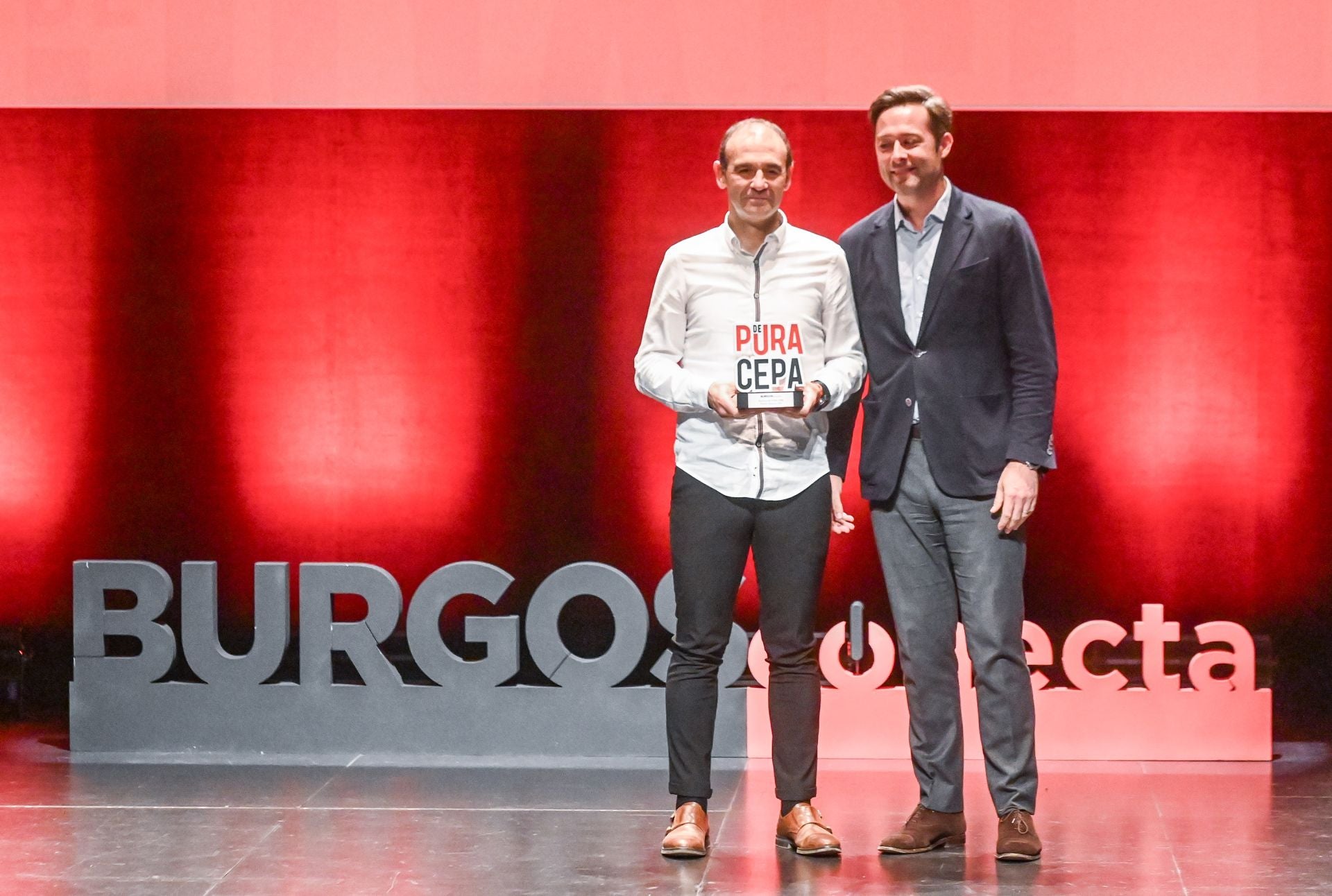 Gerardo Martín, padre de la ciclista Sara Martín, recibió en nombre de su hija el premio a Deportista del Año de manos de Justo García, director gerente de Concesionario Porche Castilla y León. 