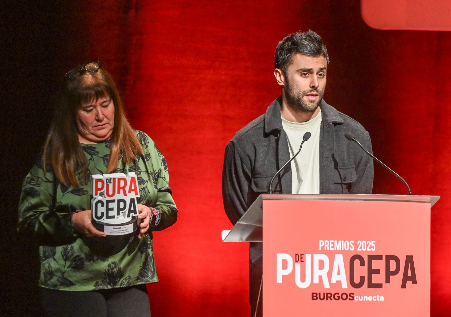 Jaime Ruiz, de la Asociación Cultural Santillaland, junto a la alcaldesa de Santillán del Agua, en su discurso de agradecimiento. 