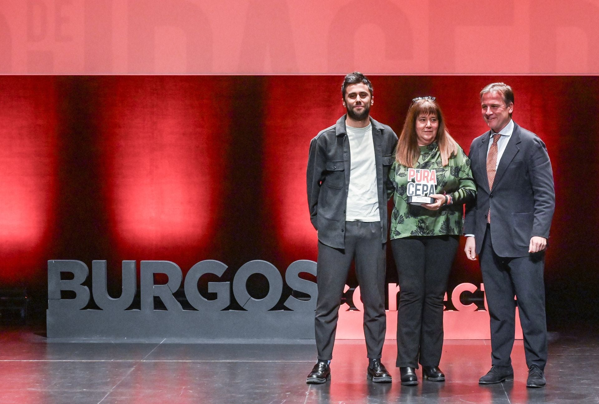 Borja Suárez, presidente de la Diputación de Burgos, entregó el premio al Pueblo del Año a Santillán del Agua. 