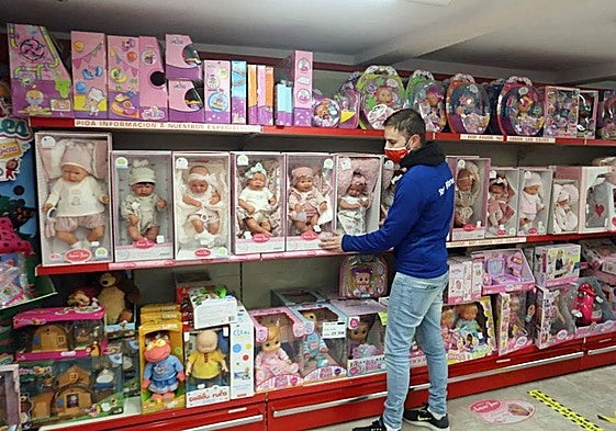 Un empleado de la juguetería Chapero coloca las muñecas, en una imagen de archivo.