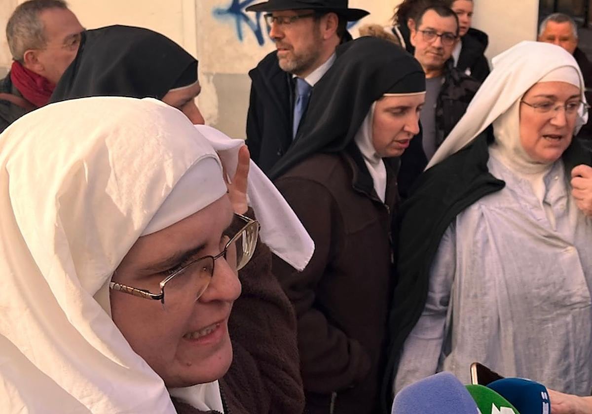 Las dos monjas cismáticas que ha salido en libertad, ambas con toca blanca.