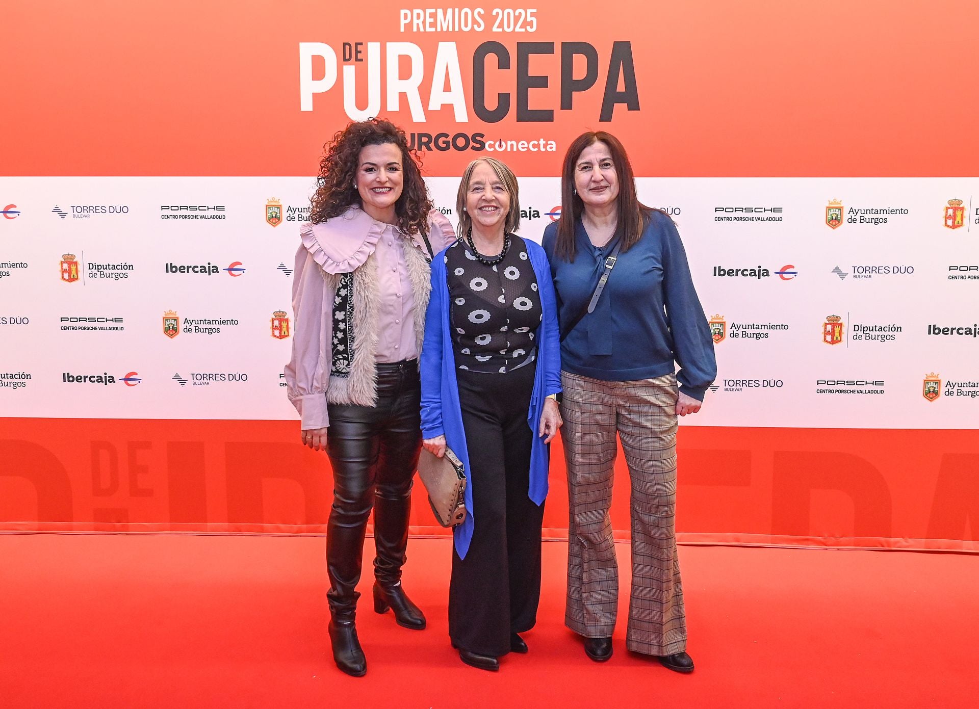 Nieves González, Jefa de División de Asistencia Sanitaria junto a Marta Puente, gerente de salud de área y Lidia Sierra, periodista de BU5 Comunicación.