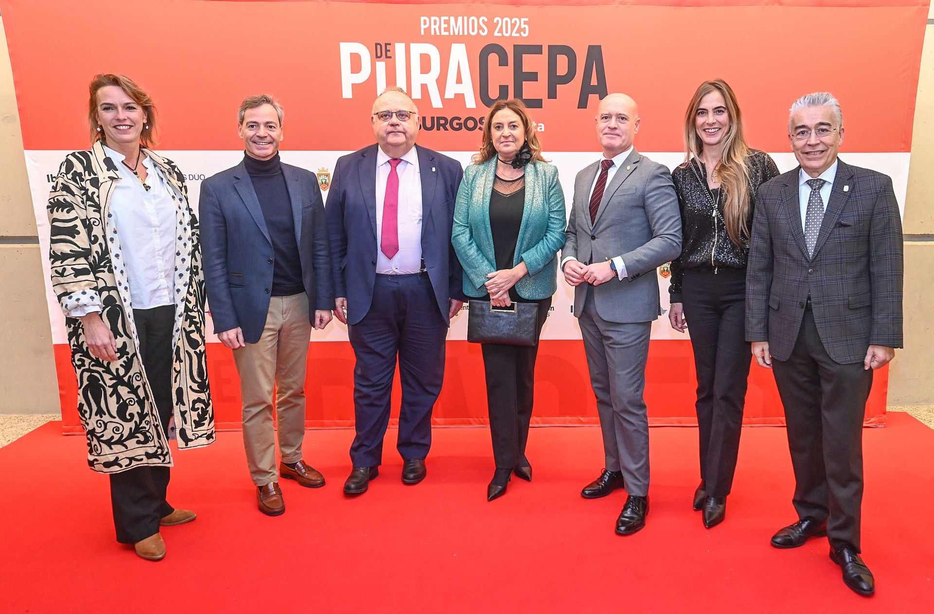 Lorena de la Fuente e Inmaculada Ranedo, procuradoras en las Cortes de Castilla y León, junto al consejero de Sanidad, Alejandro Vázquez, el delegado territorial de la Junta en Burgos, Roberto Saiz, y los concejales del Ayuntamiento de Burgos César Barriada, Ángel Manzanedo y Carolina Álvarez.