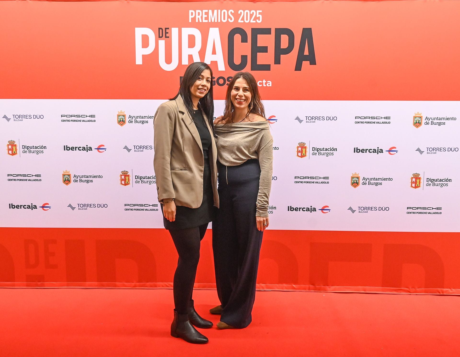 Paola Ortiz, auxiliar administrativo, y Marta Lafont, de la Asociación Hechos.