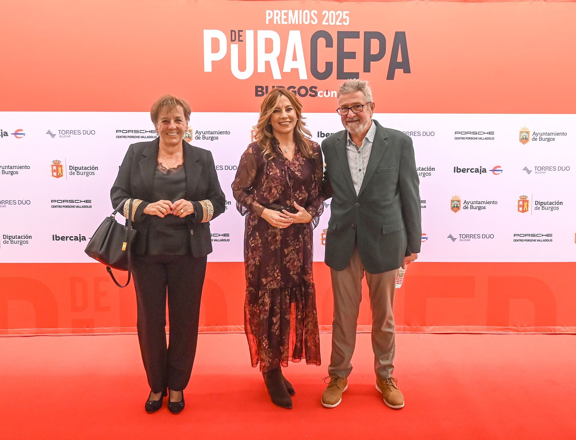 Carolina Gil, comercial de Burgosconecta junto a Félix Izquierdo y Maite Gil.