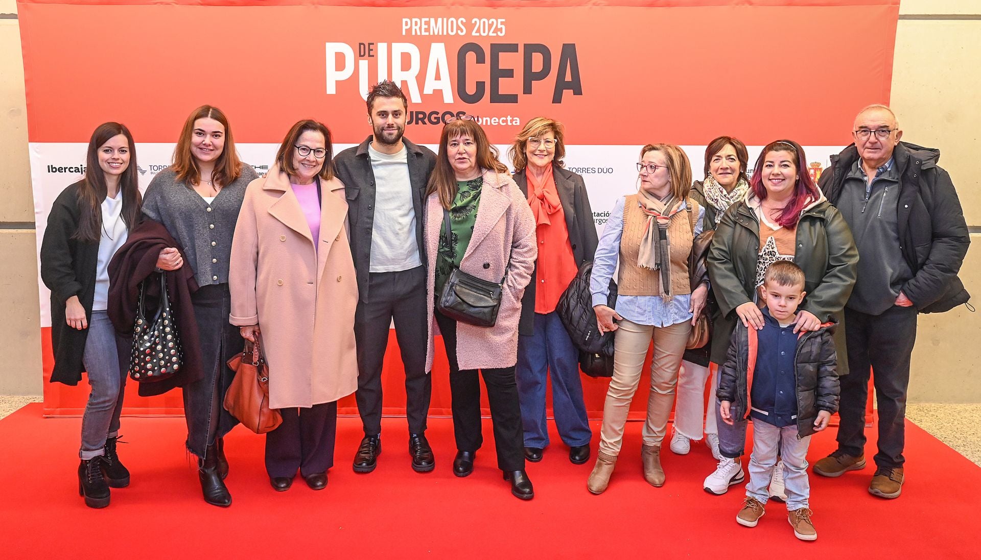 Rosa Delgado, alcaldesa de Santillán del Agua, junto a Jaime Ruiz, organizador del festical Santillaland y Lara Yañéz, Mariasun Tomé, Irene Angulo, Alba Santos, Pedad Tomé, Marisol Merino, Eva Ruiz, Izán Sebastíán, Rafael Mariscal y Felisa Ortega, vecinos de Santillán del Agua.
