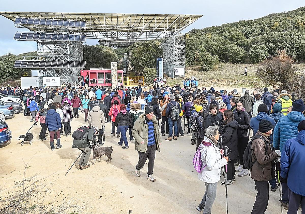 Imagen de la marcha junto a la entrada a los yacimientos.
