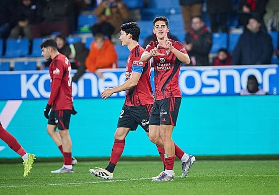 Jugadores del CD Mirandés después del gol de Varela