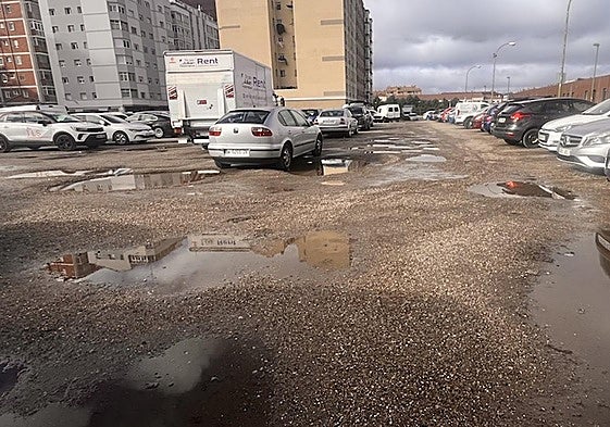 Zona de la calle Seramagna, llena de baches y charcos.