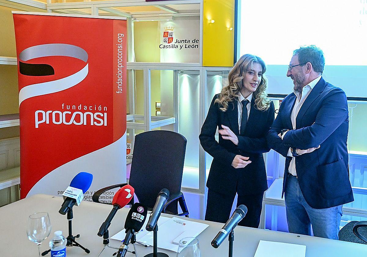 La viceconsejera de Acción Cultural y presidenta del Instituto Castellano y Leonés de la Lengua, Mar Sancho, y el presidente de la Fundación Proconsi, Tomás Castro.