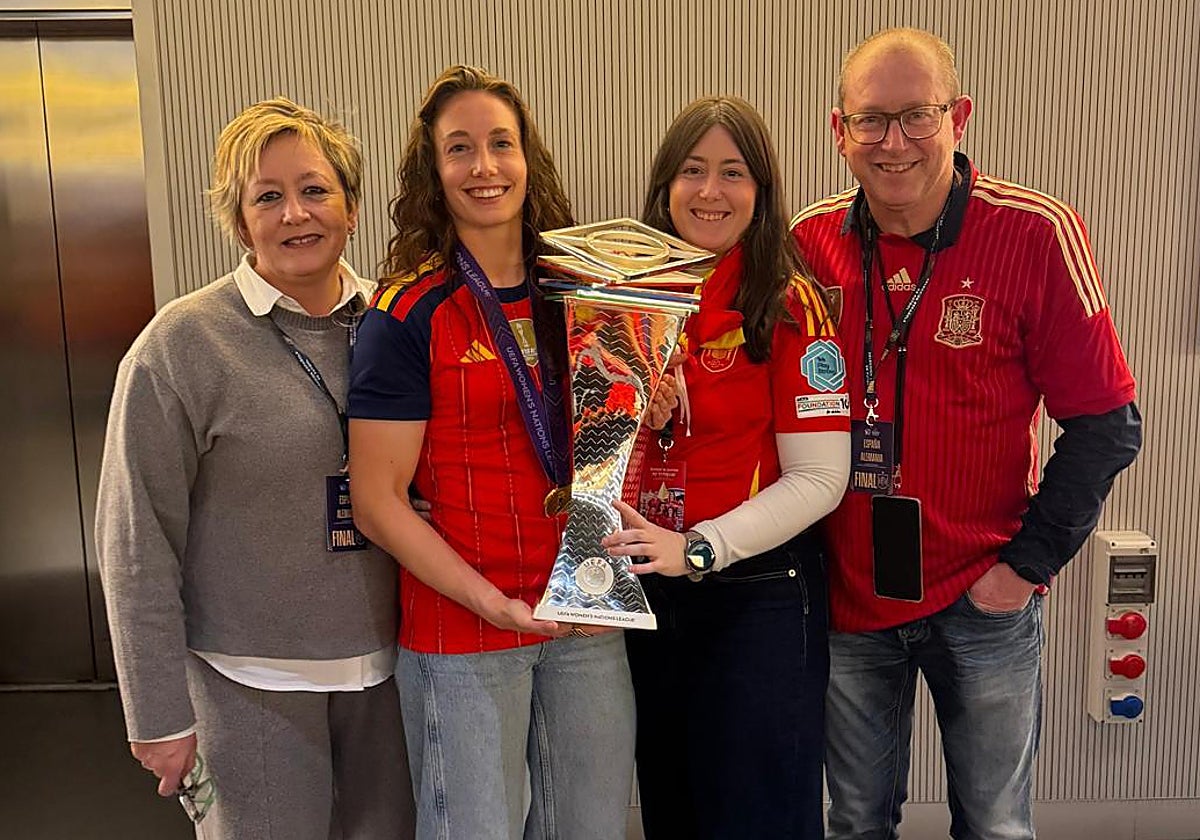 La portera mirandesa celebró el título junto a su familia