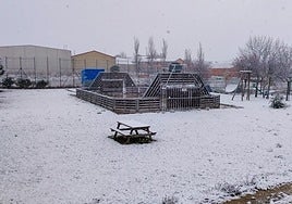 Parque infantil de Villagonzalo Pedernales cubierto de nieve.