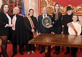 Roberto Balbás recibiendo el Báculo de oro en febrero de 2025.