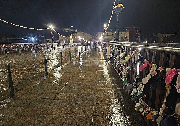 Los calcetines se colocaron en las barandillas del puente Carlos III