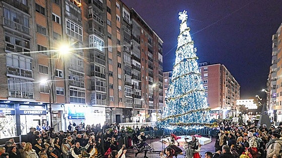 Encendido de la iluminación navideña en Gamonal este viernes por la tarde.