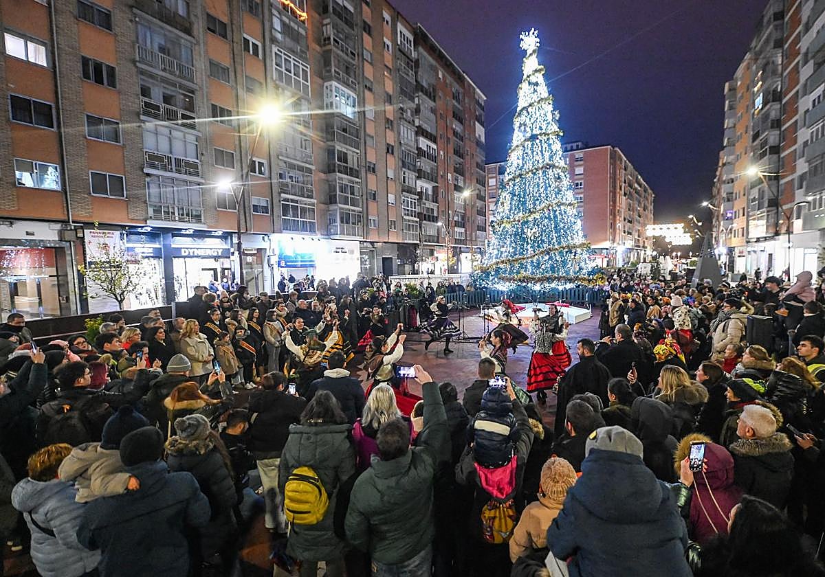 Encendido de la iluminación navideña en Gamonal este viernes por la tarde.