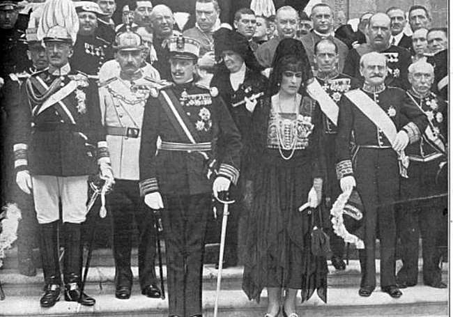 La reina Ena en la catedral de Burgos el 20 de julio de 1921.