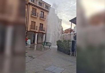 El gran 'géiser' que ha sorprendido a los vecinos de Aranda en plena Plaza Mayor