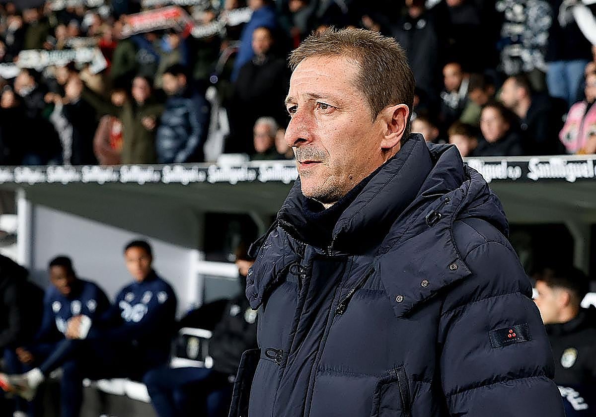 Luis Miguel Ramis, entrenador del Burgos CF, en una foto de archivo.