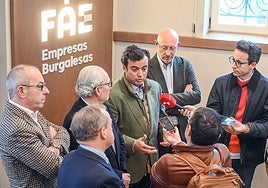 El portavoz nacional de Industria de Vox, Alberto Rodríguez, en su visita a la sede de FAE, en Burgos.