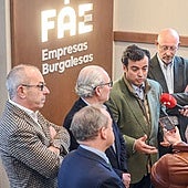 El portavoz nacional de Industria de Vox, Alberto Rodríguez, en su visita a la sede de FAE, en Burgos.